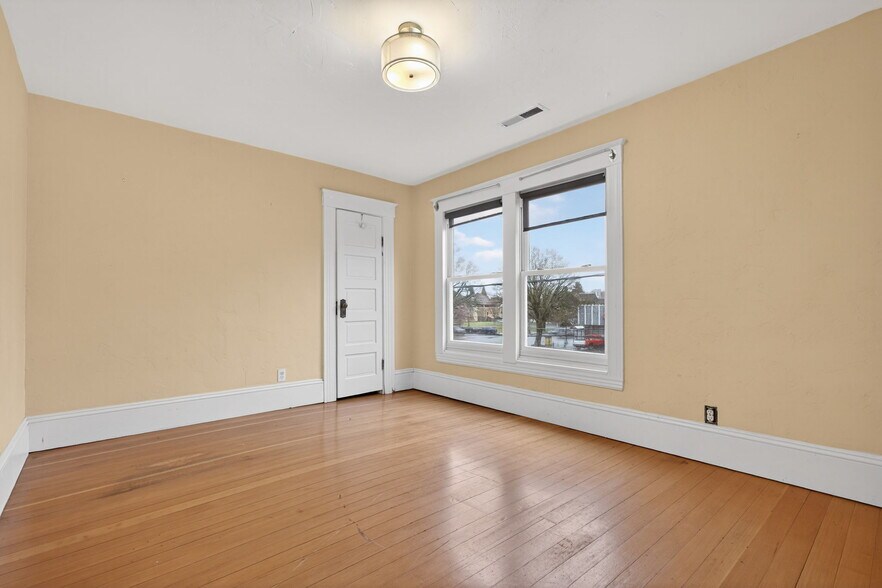 More Photos Of 317 NE Sacramento St, Portland Office For Sale