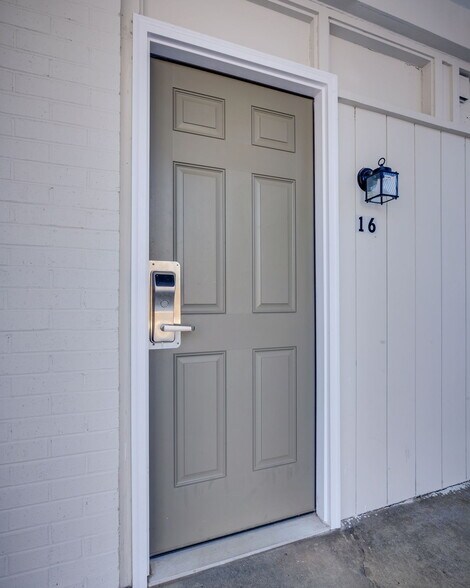 More Photos Of 15589 Lee Hwy, Bristol Apartments For Sale