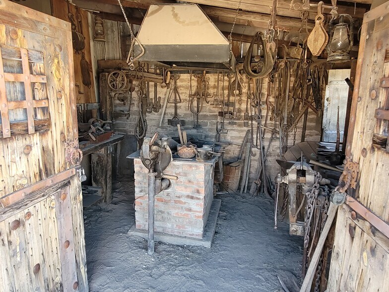 More Photos Of 331 W Rockspring Ln, Benson Movie Radio TVStudio For Sale