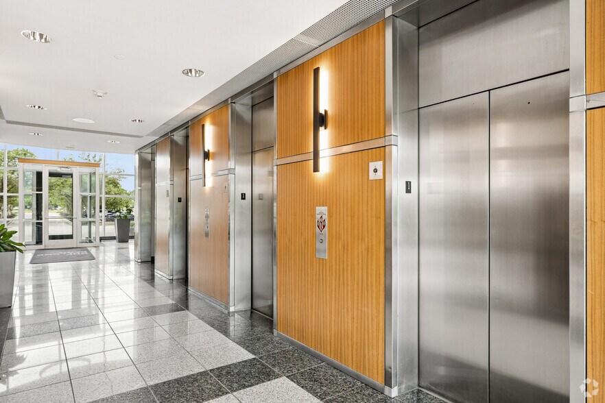 More Photos Of 8910 Purdue Rd, Indianapolis Office For Sale