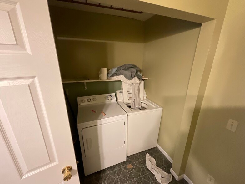 More Photos Of 107 W Delaware, Decatur Freestanding For Sale