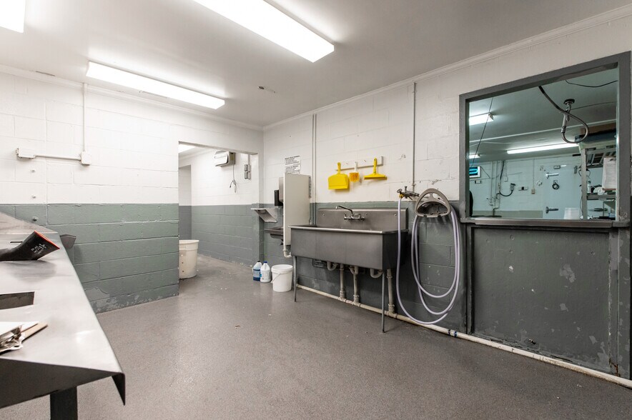 More Photos Of 16552 General Puller Hwy, Deltaville Specialty For Sale