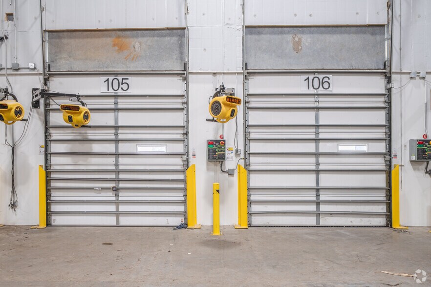 More Photos Of 9851 Fallbrook Pines Dr, Houston Warehouse For Lease