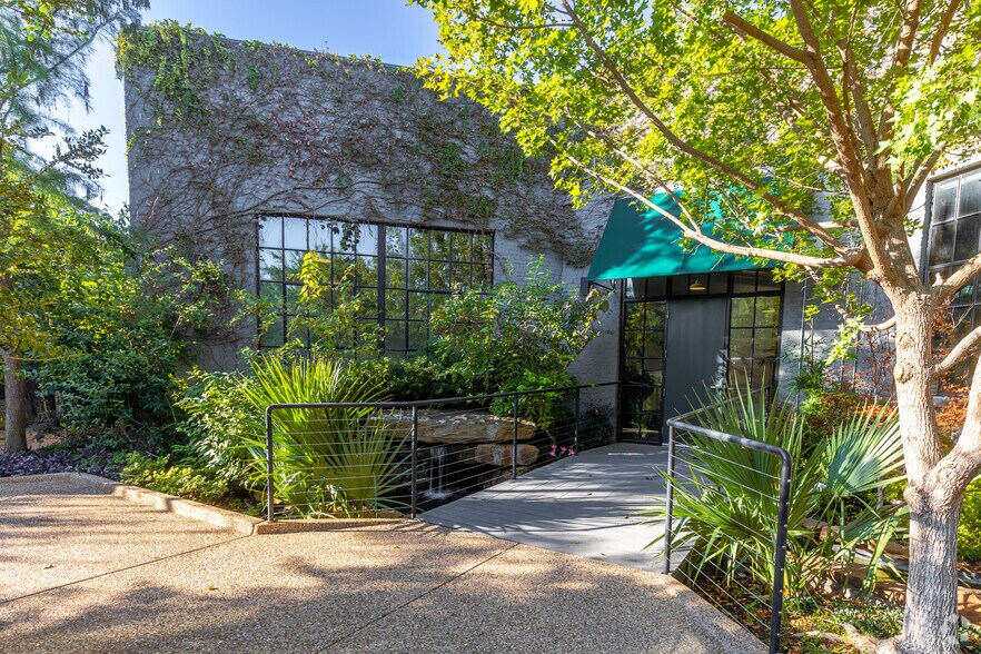 More Photos Of 4121 Commerce St, Dallas Unknown For Lease