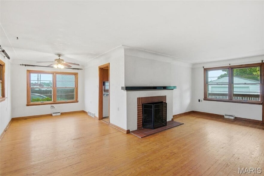 More Photos Of 5912 N Belt W, Belleville Flex For Sale