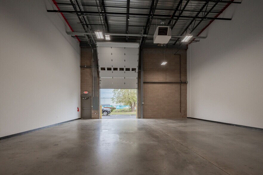 More Photos Of 112 Patriot Dr, Middletown Unknown For Lease