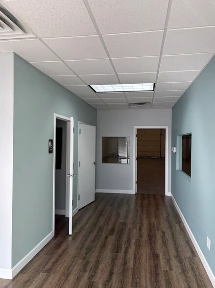 More Photos Of 2100 Button Ln, La Grange Showroom For Lease