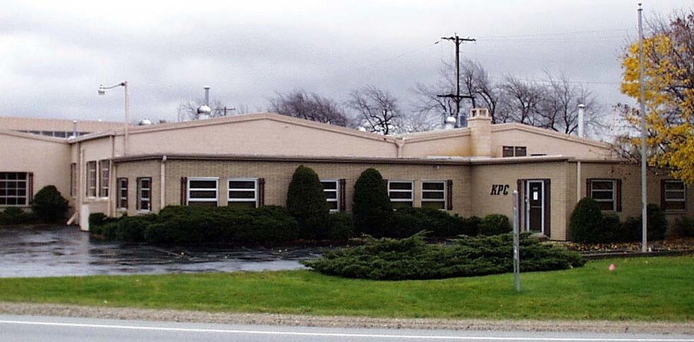 More Photos Of 7878 Gull Rd, Richland Warehouse For Lease