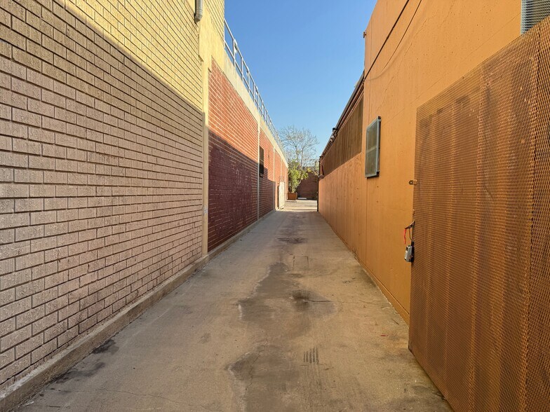 More Photos Of 1728 Maple Ave, Los Angeles Warehouse For Lease