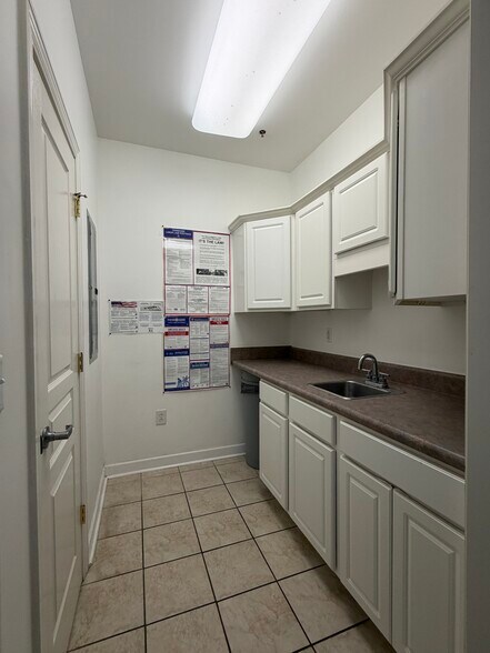 More Photos Of 5722 Hickory Plaza Dr, Nashville Office For Lease