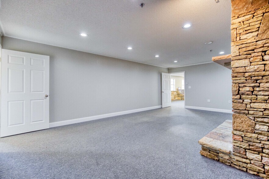 More Photos Of 1585 Access Rd, Covington Flex For Lease
