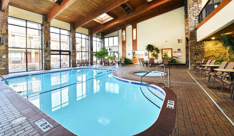 More Photos Of 3215 W 76 Country Blvd, Branson Hotel For Sale