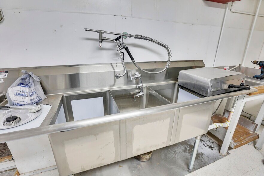 More Photos Of 11472 Broad St SW, Pataskala Bar For Lease