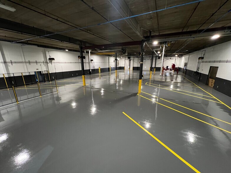 More Photos Of 6363 W 73rd St, Bedford Park Manufacturing For Lease