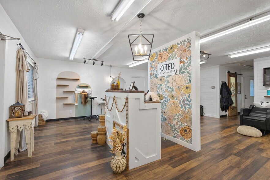 More Photos Of 116 S Franklin St, Brazil General Retail For Sale