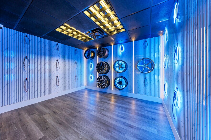 More Photos Of 2500 NW 39th St, Miami Light Distribution For Sale