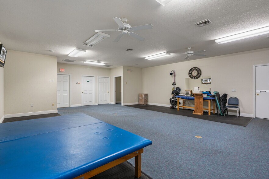 More Photos Of 1377 Deltona Blvd, Spring Hill Office For Lease