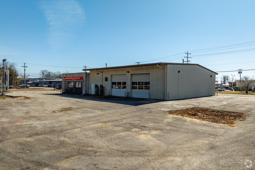 More Photos Of 1911 S Highland Ave, Jackson Service Station For Lease