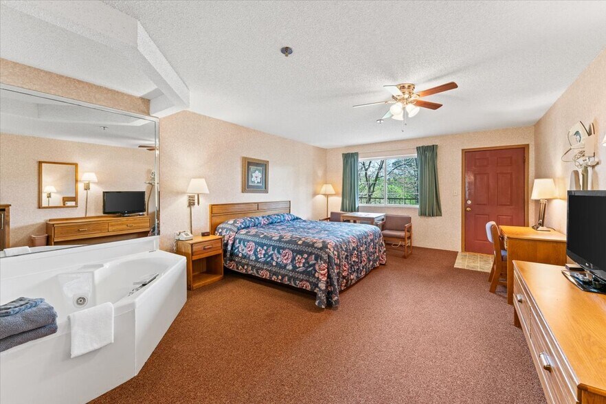 More Photos Of 3043 E Van Buren, Eureka Springs Hotel For Sale