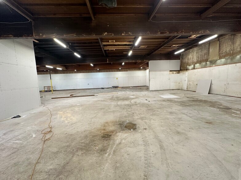 More Photos Of 15215 Keswick St, Van Nuys Warehouse For Lease