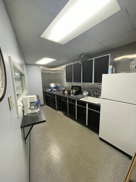 More Photos Of 1430 S Gratiot Ave, Mount Clemens Freestanding For Sale