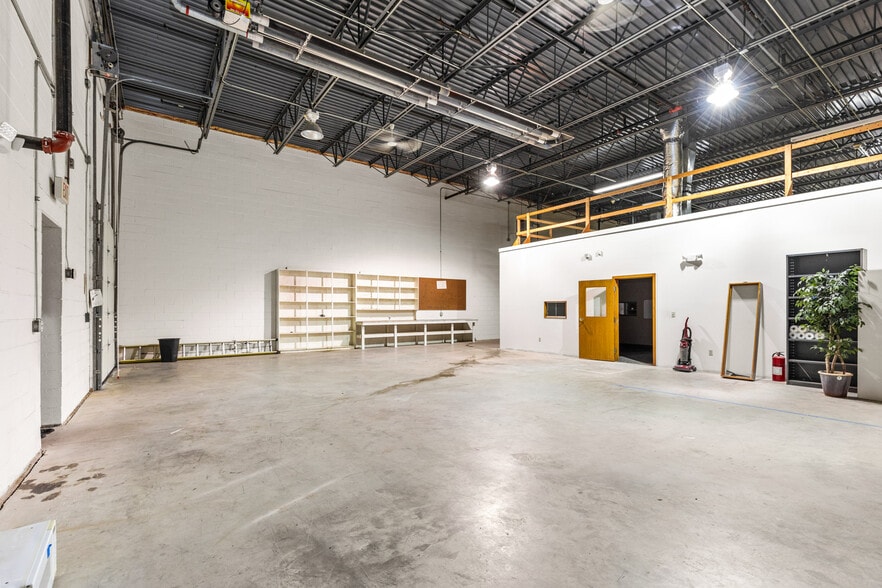 More Photos Of 69 Parker St, Newburyport Research And Development For Lease