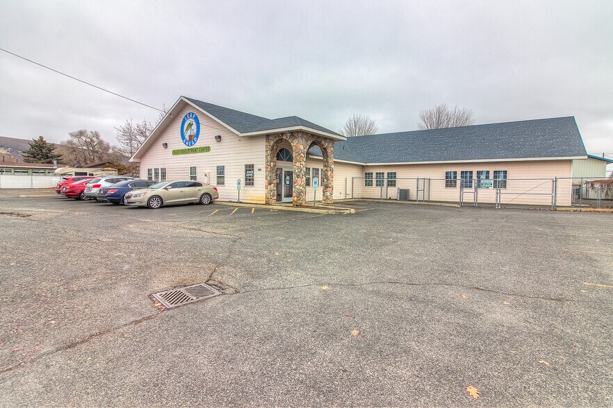 Primary Photo Of 909 N 21st Ave, Yakima Daycare Center For Sale