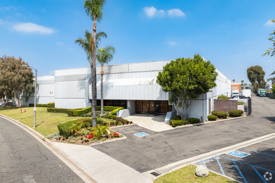 More Photos Of 17050-17100 S Margay Ave, Carson Warehouse For Lease