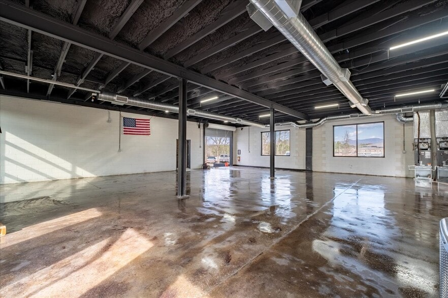More Photos Of 30 Wall St, Jasper Auto Repair For Lease
