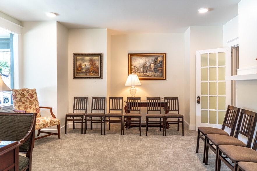 More Photos Of 2860 Perrysville Ave, Pittsburgh Funeral Home For Sale