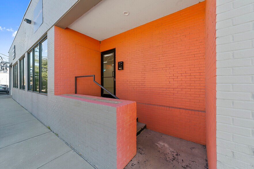 More Photos Of 136 Glass St, Dallas Storefront For Lease