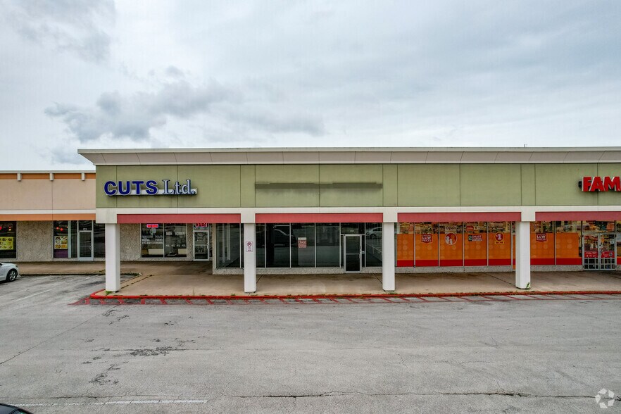 More Photos Of 151-395 W Main St, League City Unknown For Lease