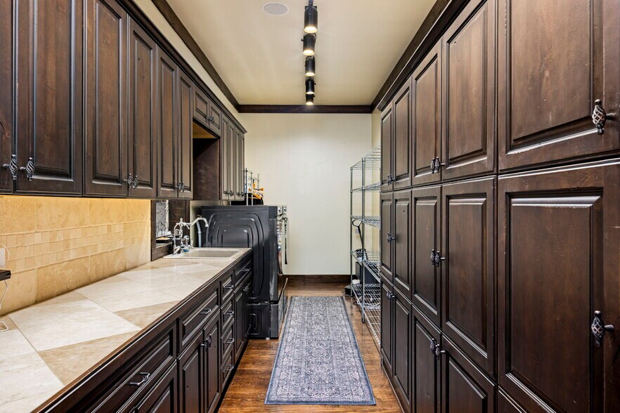 More Photos Of 4122 186th Blvd, Russell Specialty For Sale