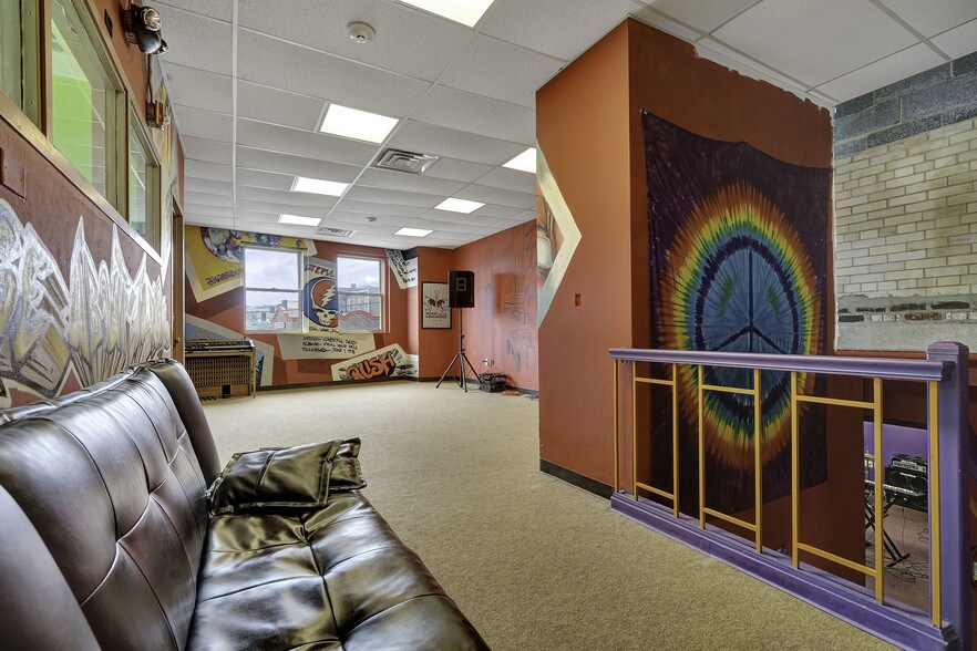 More Photos Of 1 W Main St, Somerville Freestanding For Lease