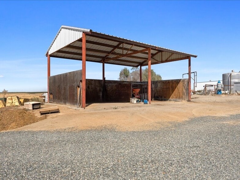 More Photos Of 34338 Nevis Ave, Mc Farland Horse Stables For Sale