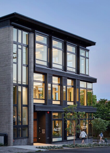 More Photos Of 3800 Woodland Park Ave N, Seattle Office For Lease
