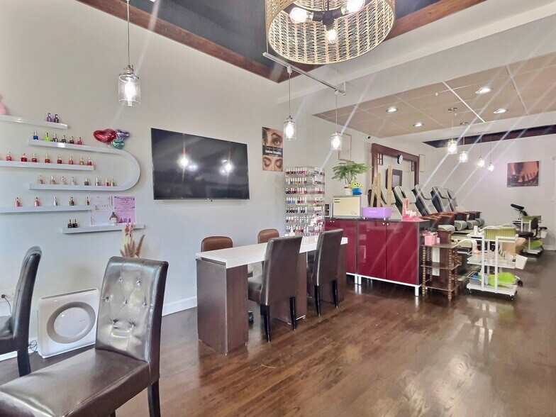 More Photos Of 1700-1702 W Belmont Ave, Chicago Storefront Retail Residential For Lease