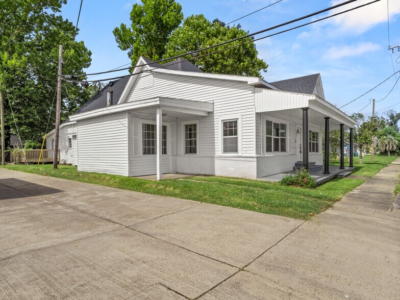 More Photos Of 101 W Center St, DeQuincy Office For Lease