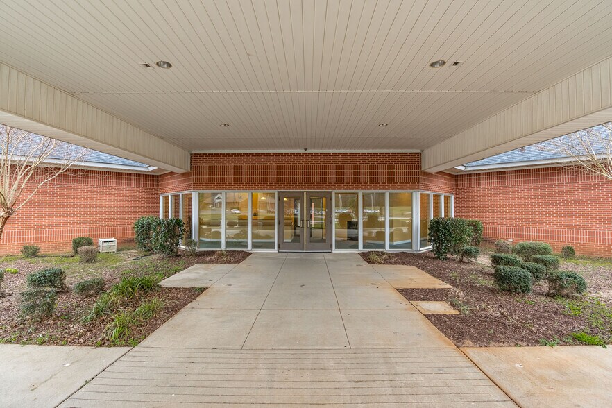 More Photos Of 512 Professional Park Rd, Clinton Medical For Sale