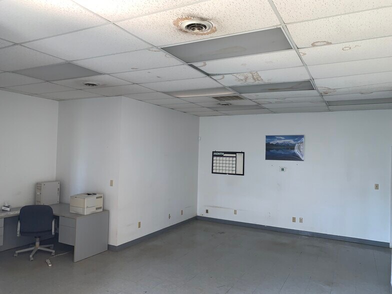 More Photos Of 52 Mid Valley, Verona Light Manufacturing For Sale