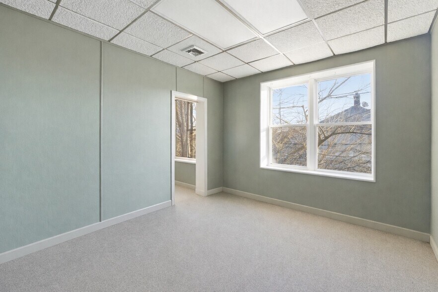 More Photos Of 20 W Park Ave, Long Beach Storefront Retail Office For Lease