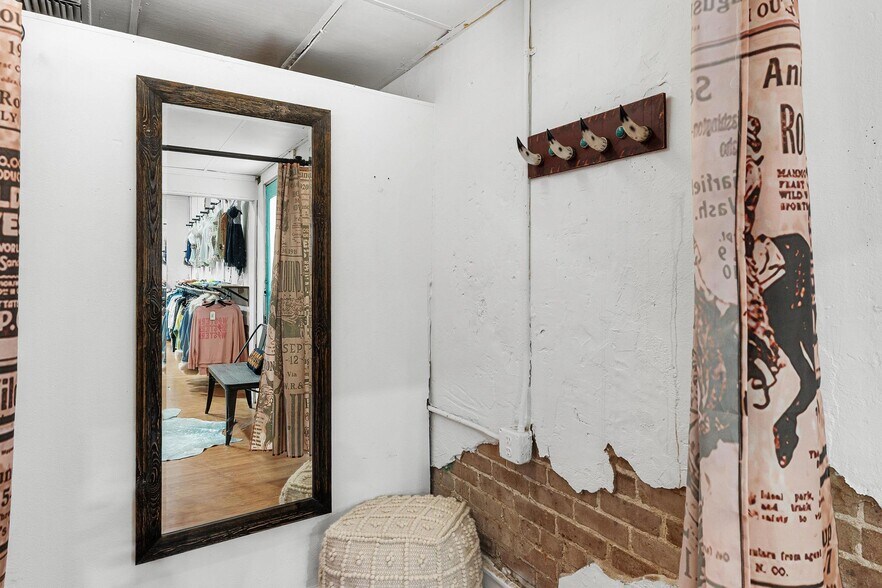 More Photos Of 200 W Main St, Leesburg Storefront Retail Residential For Lease