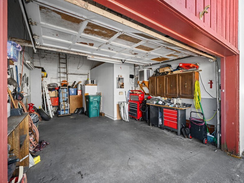 More Photos Of 1840 NE Sandy Blvd, Portland Auto Dealership For Sale