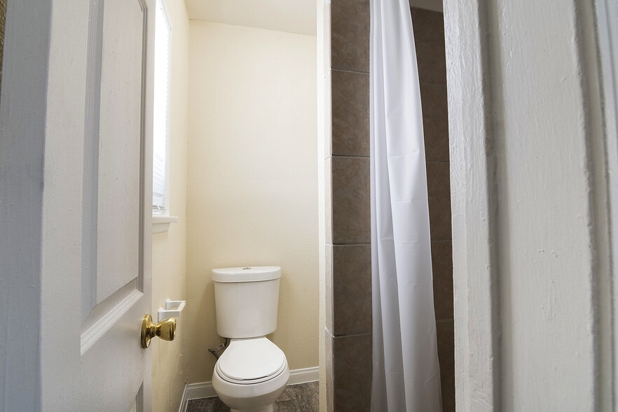 More Photos Of 1930 S Oxford Ave, Los Angeles Apartments For Sale