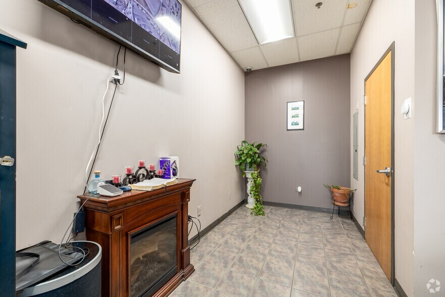 More Photos Of 524-530 W Grand Ave, Elmhurst Auto Repair For Sale