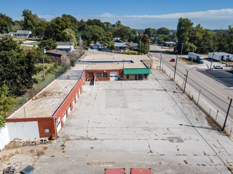 More Photos Of 2726 E Broadway, Alton Flex For Sale