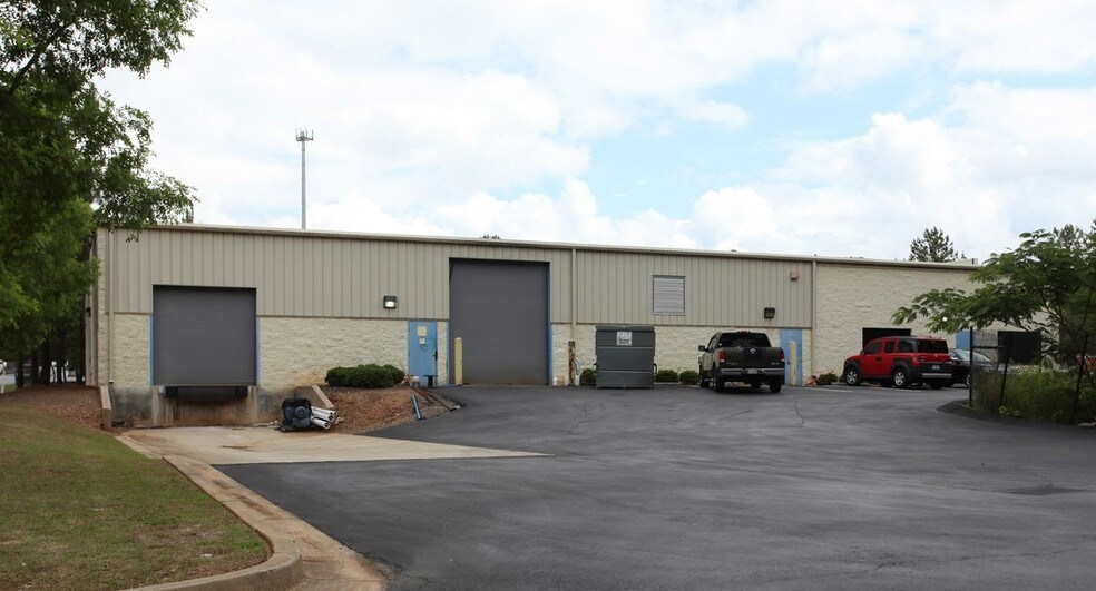 More Photos Of 631 Indian Trail Lilburn Rd, Lilburn Warehouse For Lease