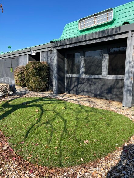 More Photos Of 125 Shaw Ave, Clovis Freestanding For Sale