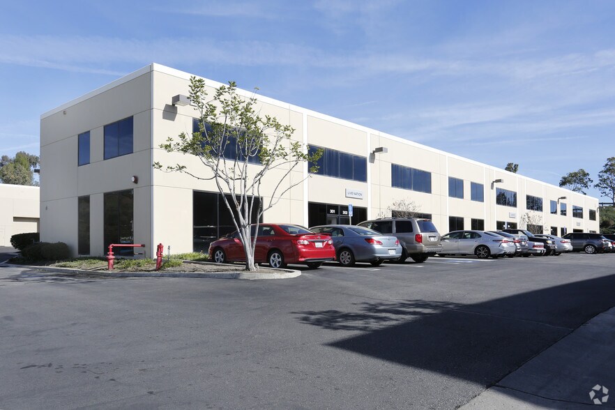 More Photos Of 25 W Easy St, Simi Valley Warehouse For Lease