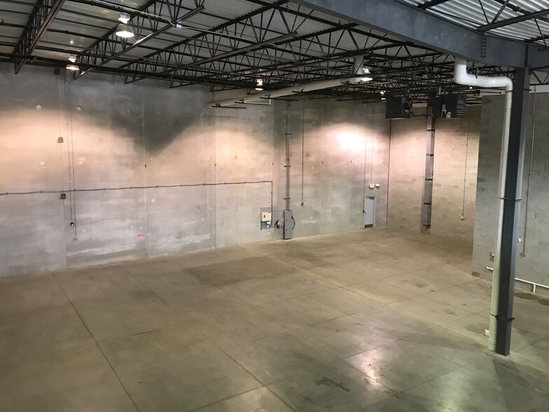 More Photos Of 340 Marshall Ave, Aurora Warehouse For Sale